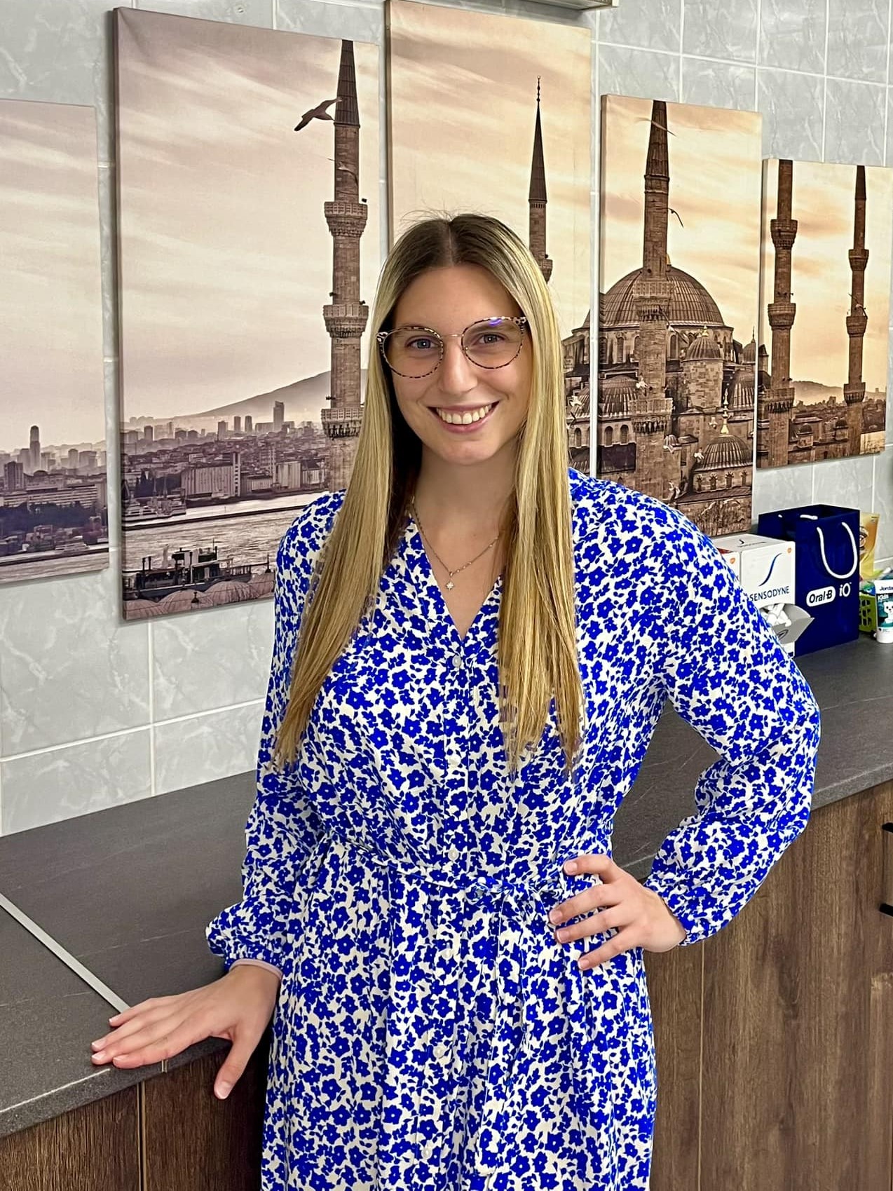 Dr. Vecseri Dorina Rebeka : Szentesen nőttem fel, majd Szegedre sodort az élet és a tanulás iránti vágy, így az SZTE Fogorvostudományi karán végeztem kiválóan megfelelt, summa cum laude minősítéssel. Jelenleg fő állásban a Szegedi Tudományegyetem Gyermekfogászati,-és Fogszabályozási Tanszékén dolgozom fogszabályozó rezidensként. Munkám során jellemez a komplex látásmód, empatikus hozzáállás és a precizitás. Várom kedves pácienseimet itt helyben, Szentesen is!🦷