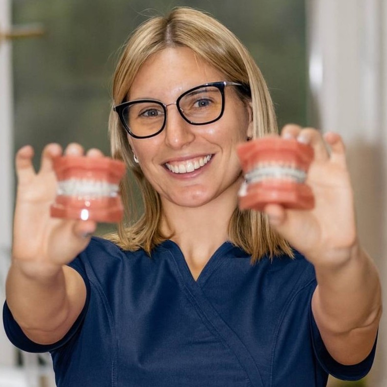 Dr. Vecseri Dorina Rebeka : Summa cum laude, kiváló minősítéssel végeztem a fogorvosi egyetemet, és már a kezdetektől a fogszabályozásra Munkám során a legnagyobb hangsúlyt a precizitásra, az empátiára és az emberséges, bizalomra épülő orvos-páciens kapcsolatra helyezem. Számomra minden mosoly egyedi, ezért a kezeléseket személyre szabottan, a legmagasabb szakmai színvonal mellett végzem - hogy pácienseim ne csak esztétikailag, hanem funkcionálisan is tökéletes harapással távozzanak.!🦷