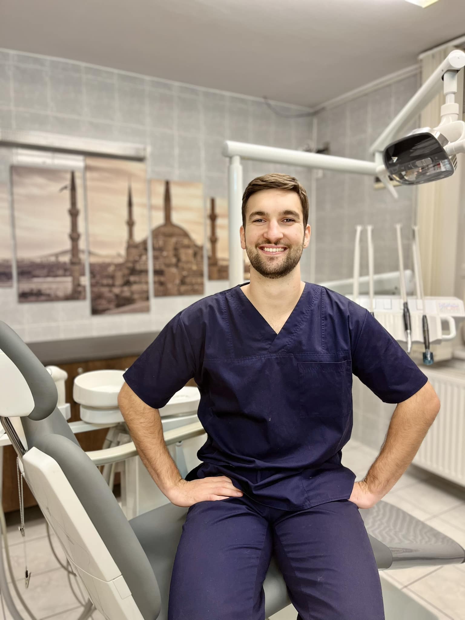Dr. Gál Gergely : Legfontosabb számomra, hogy a pácienseink, legyenek kicsik vagy nagyok, mindig bizalommal forduljanak hozzám és a szerethető fogászat legyen az első, ami eszükbe jut, ha rendelőnkről van szó. Legfőbb célom, hogy kezeléseim alkalmával a legjobb minőséget nyújtsam, kellemes környezetben. A munkám legszebb része, hogy mosolyokat alkothatok, mellyel nem csak egy csodálatos megjelenést, hanem magabiztosságot, önbizalmat is adhatok. Forduljanak hozzám bizalommal.🦷